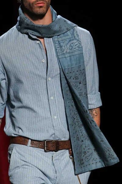 Look 16